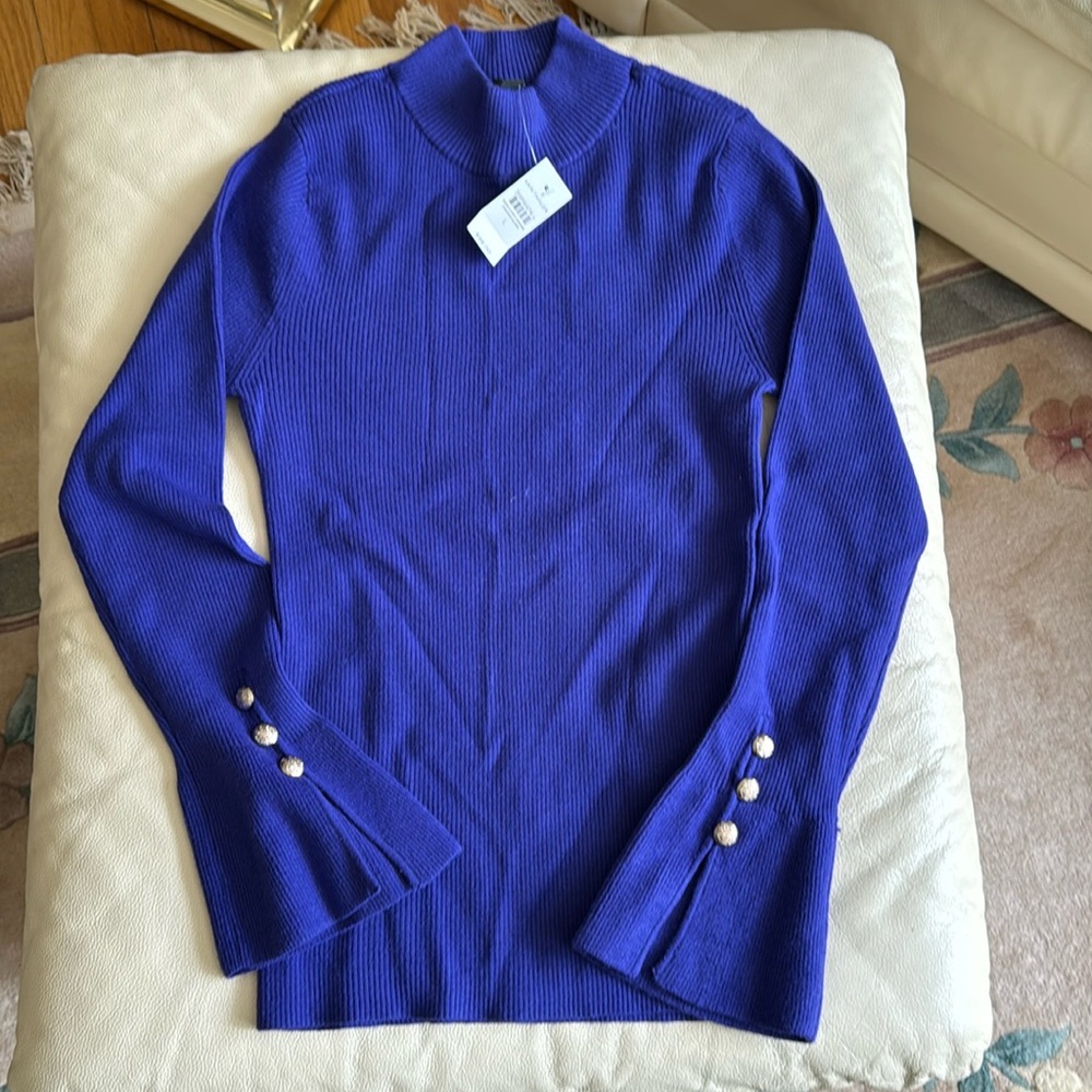 Beautiful Bell Sleeve rubbed women’s sweater. Sz L